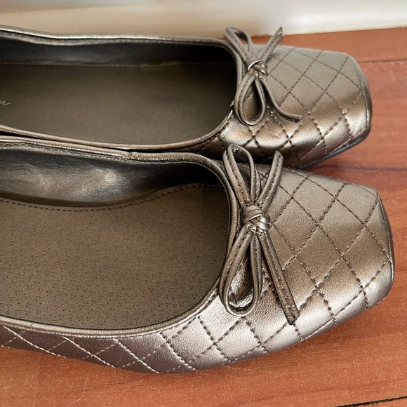 TRADITION Metallic Ballet Bow Flats. - Picture 7 of 12